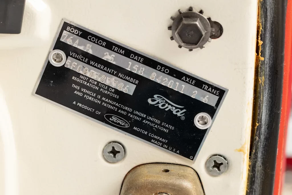 La plaque constructeur de 5F08T383386 indique notamment son DSO 842011, associé au Home Office Reserve, ainsi que le code de date 15B. Crédit photo : Preston Rose / Hagerty Drivers Foundation.