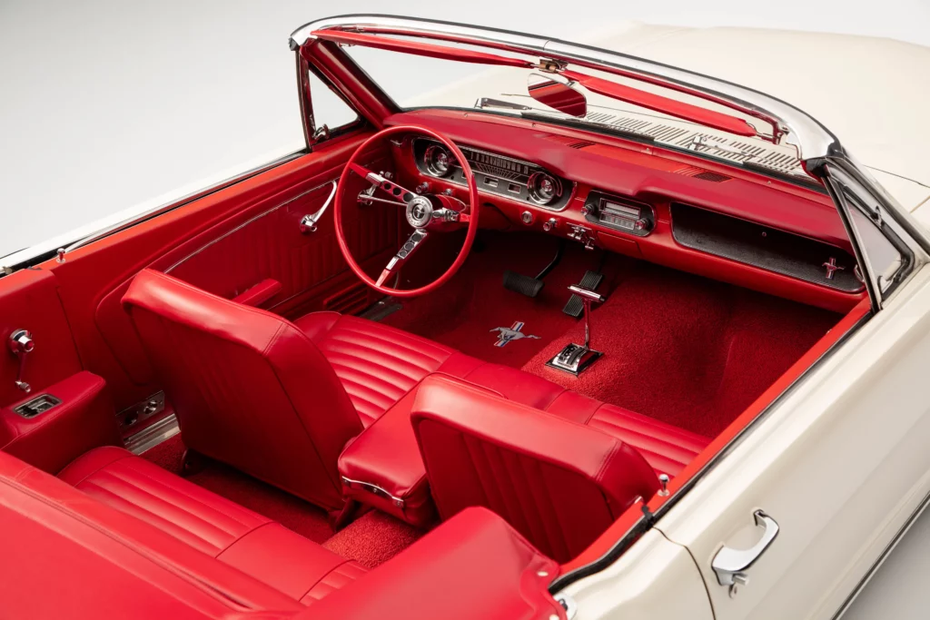 L’intérieur rouge de 5F08T383386 se distingue notamment par sa banquette avant et sa radio AM/8-track ajoutées après la World’s Fair lors du reconditionnement chez Carron & Company. Crédit photo : Preston Rose / Hagerty Drivers Foundation.
