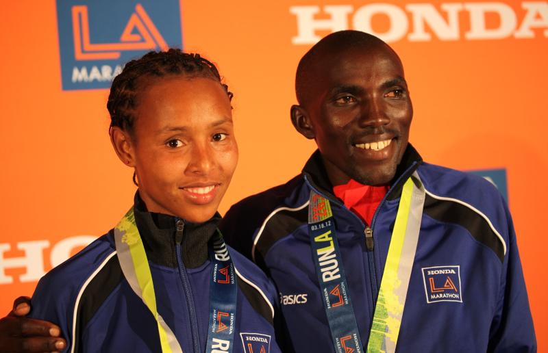 Fatuma Sado et Simon Njoroge après le Los Angeles Marathon 2012, pendant l’ère « Stadium to the Sea ». Photo : Michael Dorausch / Wikimedia Commons – CC BY-SA 2.0.