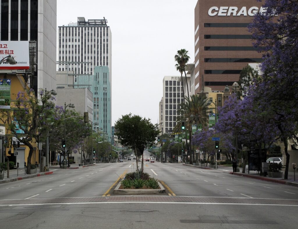 Wilshire Boulevard presque désert le matin du Los Angeles Marathon 2009. Les barrières de la course attendent les participants à Western Avenue. Photo : Downtowngal / Wikimedia Commons – CC BY-SA 3.0.