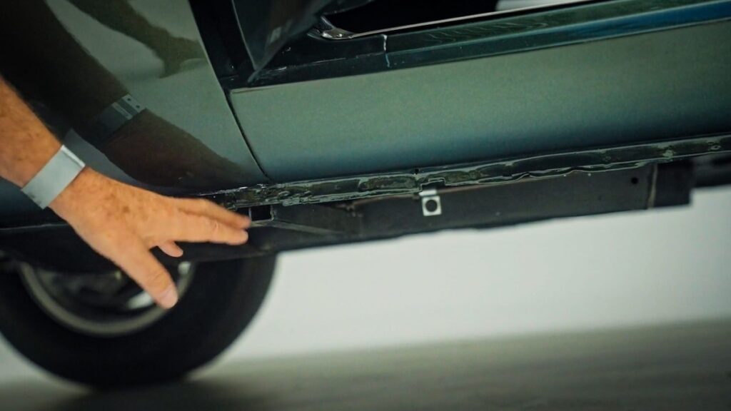 Kevin Marti montre l’un des emplacements associés aux équipements installés sur Bullitt 558 pour les besoins du tournage. Capture d’écran : REC Watches.