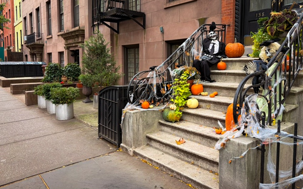 De très nombreux porches sont décorés. Ici, nous sommes à Brooklyn, NY, en 2025.