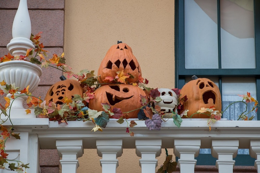À Disneyland, Halloween transforme les parcs à thème en véritables décors saisonniers plusieurs semaines avant le 31 octobre. Crédits photo : HarshLight / Wikimedia Commons, CC BY 2.0.