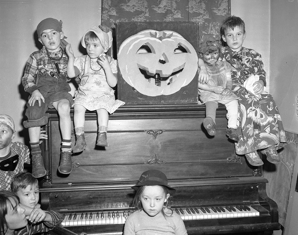 Des enfants participent à une fête d’Halloween à La Nouvelle-Orléans en 1941, à une époque où la célébration devient de plus en plus familiale et communautaire aux États-Unis. Crédits photo : Works Progress Administration, domaine public.