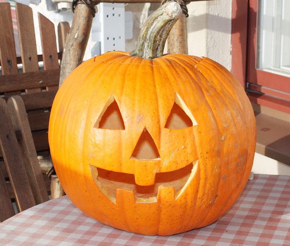 La jack-o’-lantern est devenue l’un des symboles les plus reconnaissables d’Halloween aux États-Unis, après avoir remplacé les navets traditionnellement sculptés dans les îles Britanniques. Crédits photo : domaine public, via Wikimedia Commons.