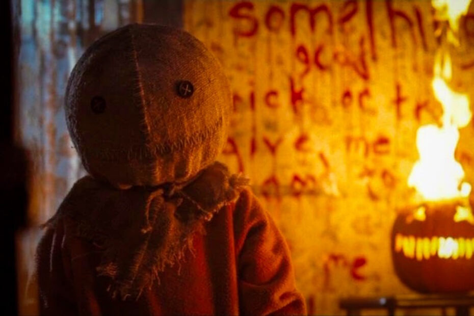 Une étrange petite silhouette, une jack-o’-lantern et les couleurs orange de la nuit d’Halloween : tout l’univers de Trick ’r Treat résumé en une image. Crédits photo : capture de Trick ’r Treat © 2006 Warner Bros. Entertainment Inc.