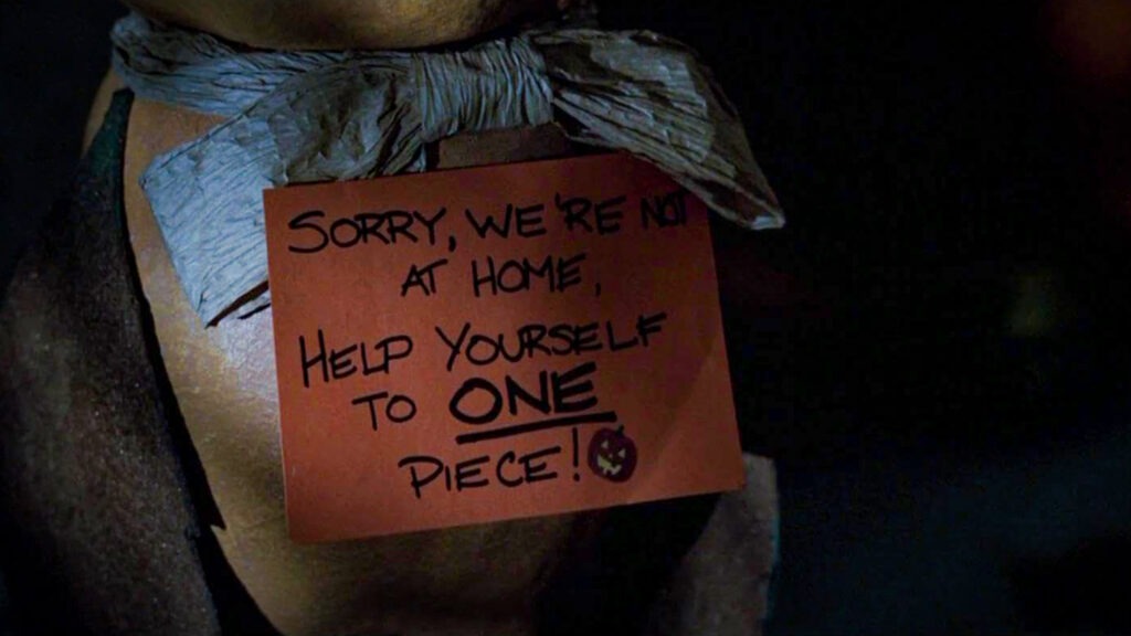 « Servez-vous, mais une seule friandise » : même lorsqu’aucun adulte n’est à la porte, Halloween possède ses règles… et le film rappelle qu’il vaut mieux les respecter. Crédits photo : capture de Trick ’r Treat © 2006 Warner Bros. Entertainment Inc.