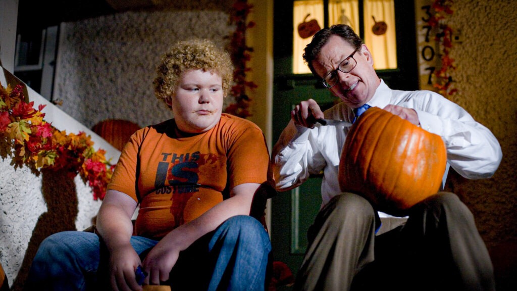 La citrouille sculptée reste l’un des gestes les plus emblématiques d’Halloween, tandis que la télévision transmet elle aussi ses propres traditions d’une génération à l’autre. Crédits photo : capture de Trick ’r Treat © 2006 Warner Bros. Entertainment Inc.