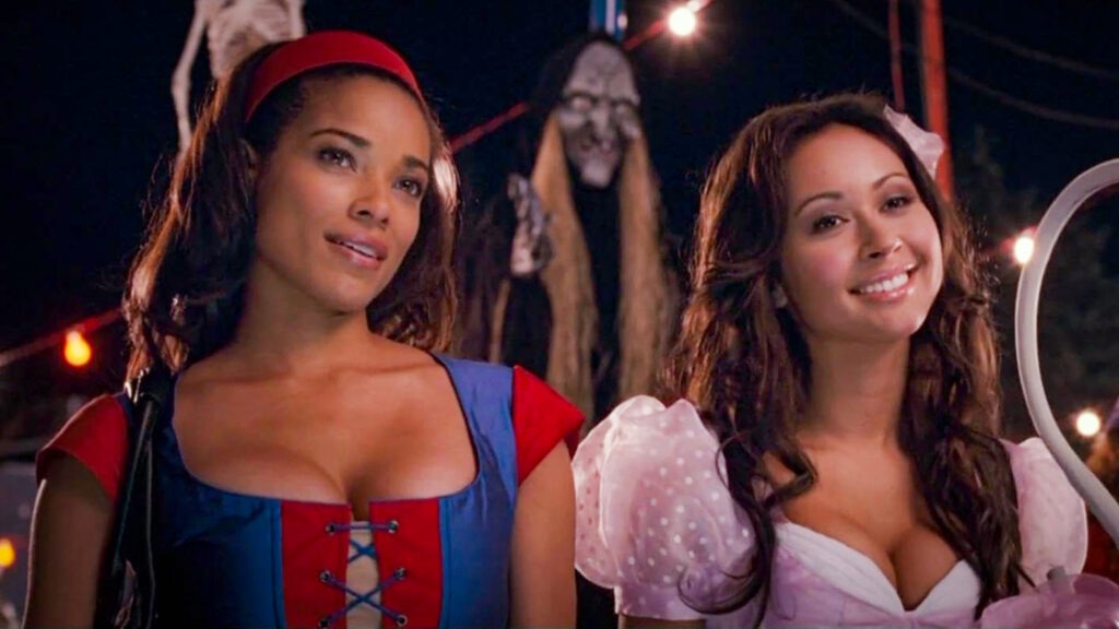 En 2007, Halloween appartient depuis longtemps aussi aux adultes : les costumes se multiplient et la fête dépasse largement le traditionnel porte-à-porte des enfants. Crédits photo : capture de Trick ’r Treat © 2006 Warner Bros. Entertainment Inc.