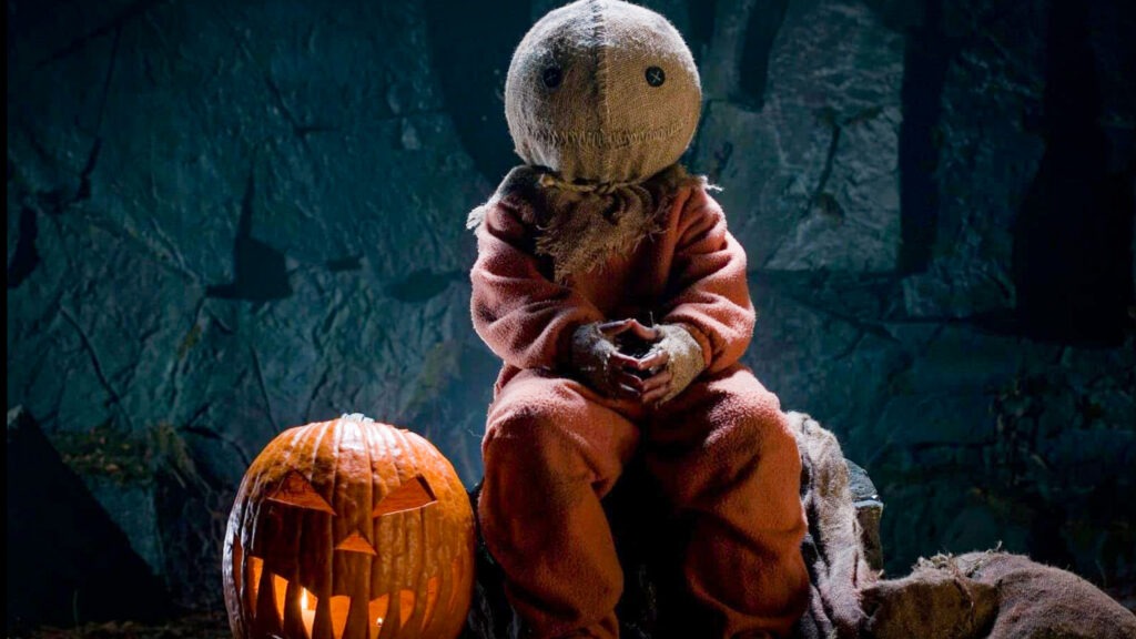 Avec son pyjama orange et son visage dissimulé sous un simple sac de toile, cette petite créature est devenue l’incarnation des règles et des traditions d’Halloween dans le film. Crédits photo : capture de Trick ’r Treat © 2006 Warner Bros. Entertainment Inc.